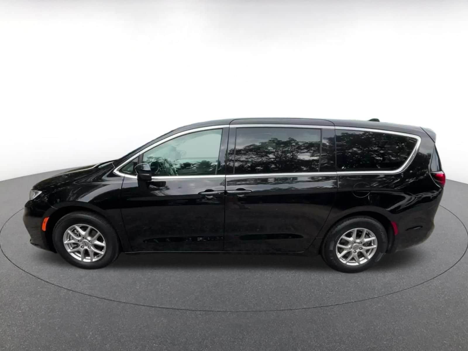 Thumbnail: 2024 Chrysler Pacifica - 7