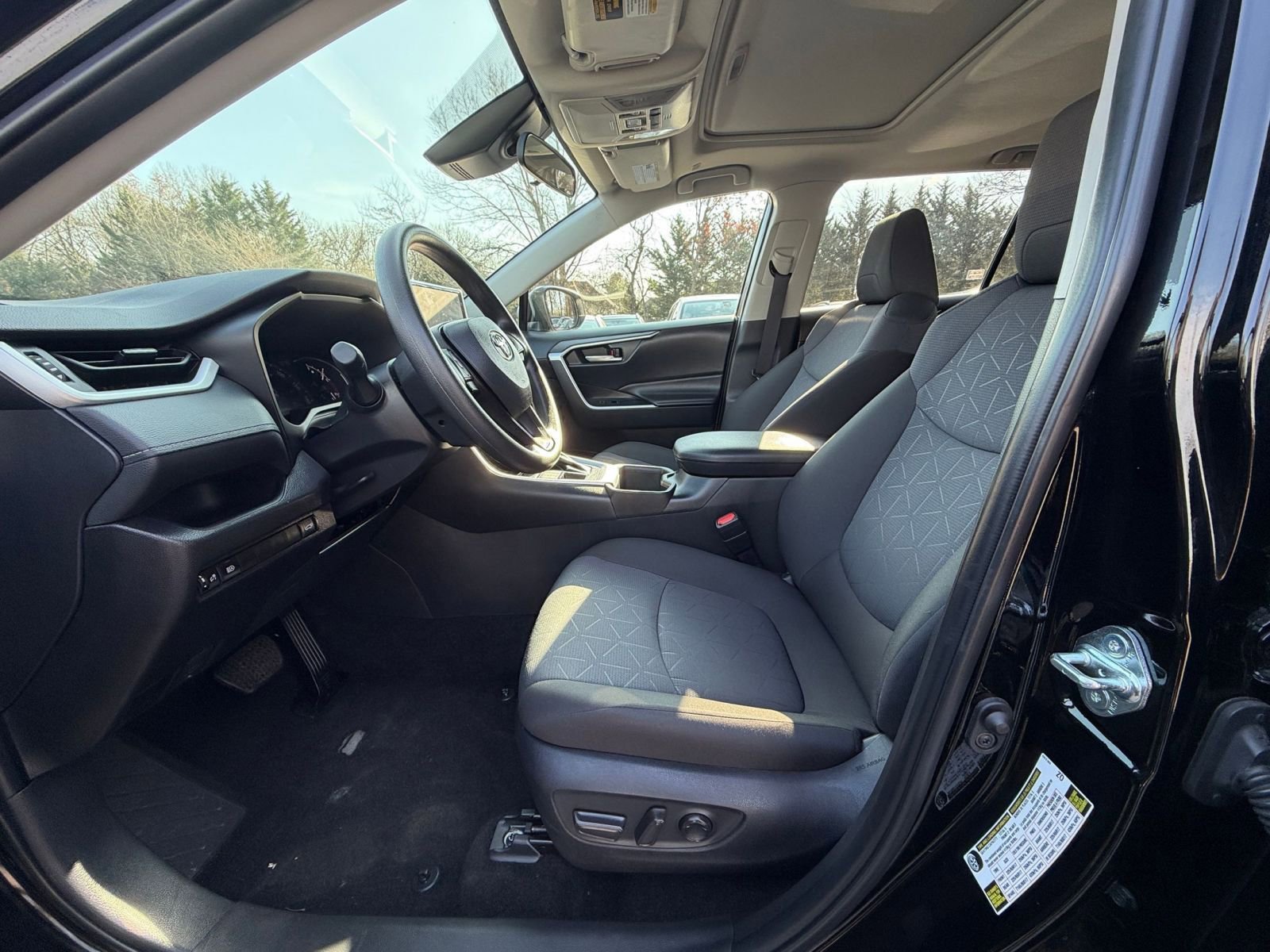 Thumbnail: 2025 Toyota RAV4 - 27