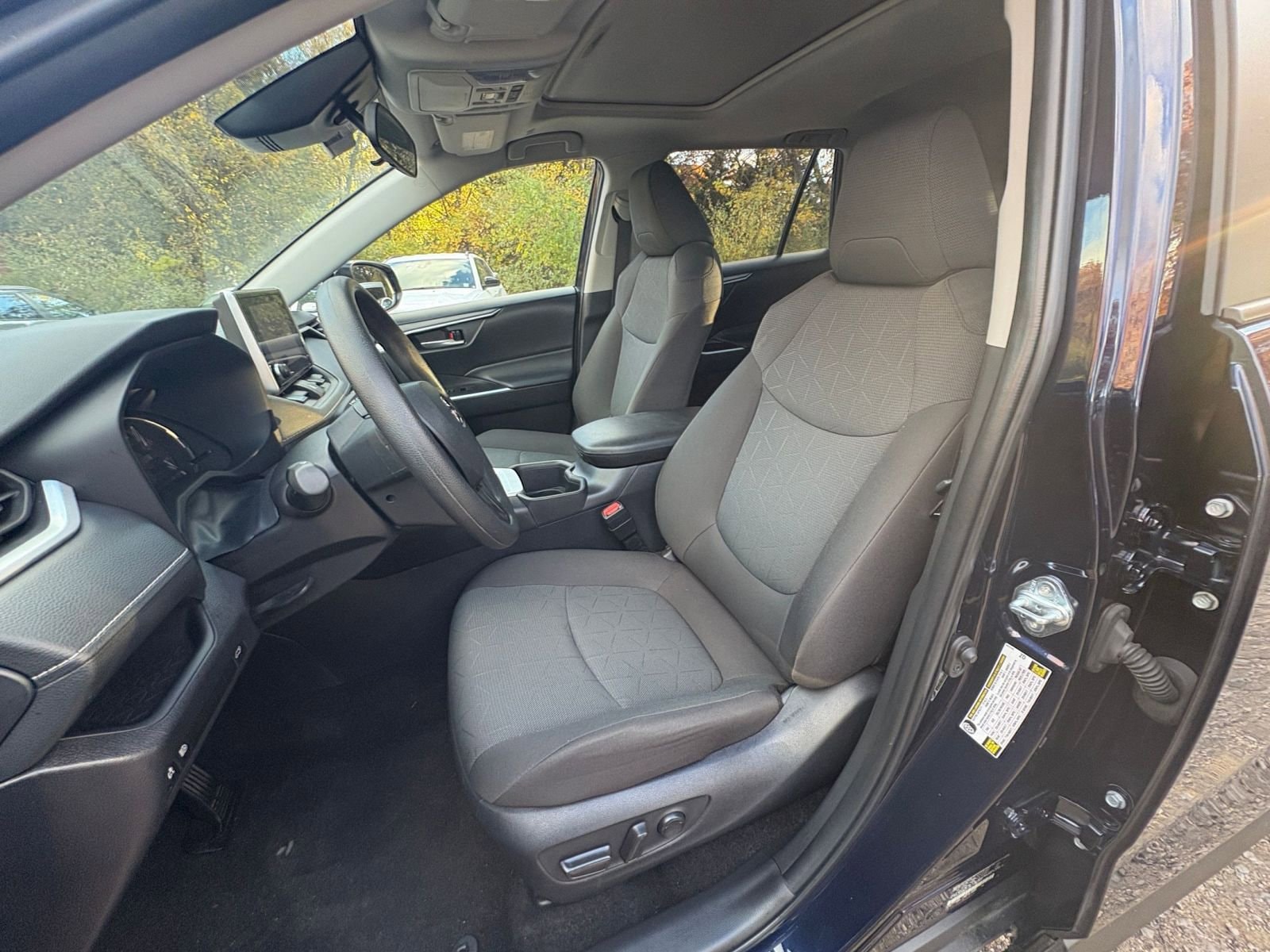 Thumbnail: 2025 Toyota RAV4 - 33