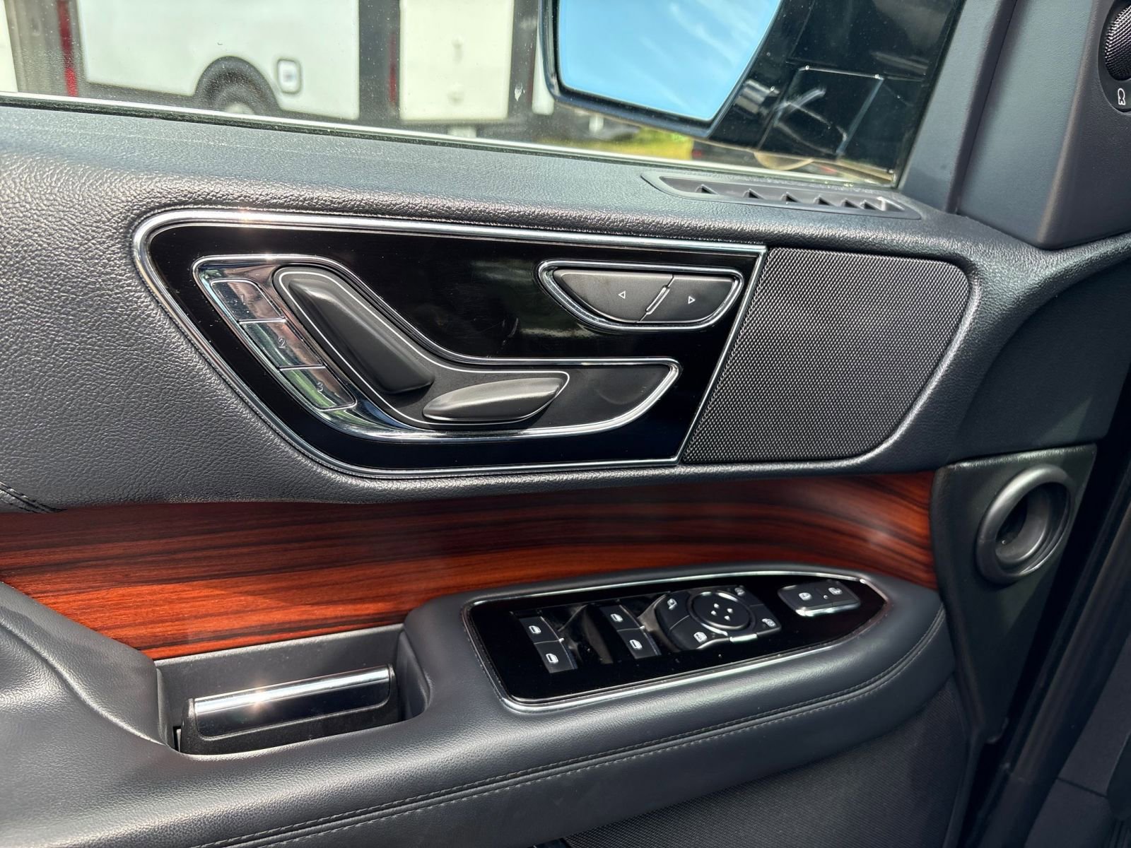 Thumbnail: 2024 Lincoln Navigator - 15