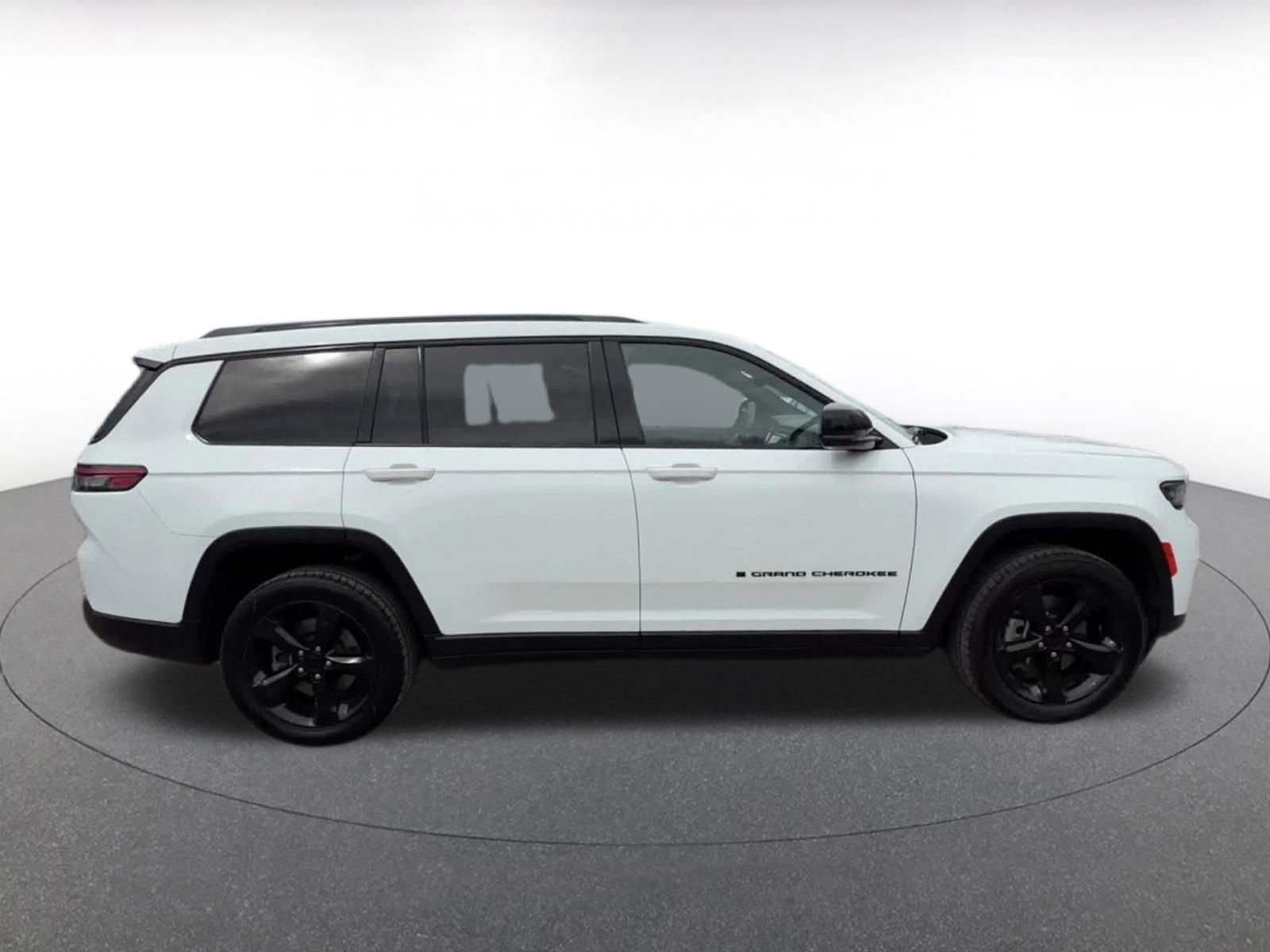 Thumbnail: 2023 Jeep Grand Cherokee - 16