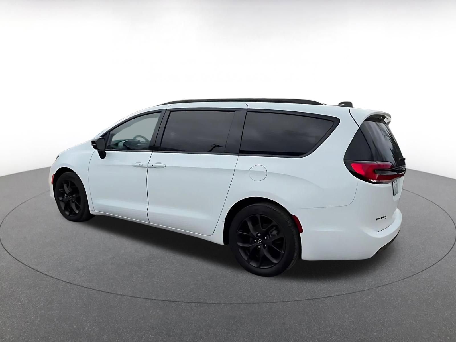 Thumbnail: 2025 Chrysler Pacifica - 10