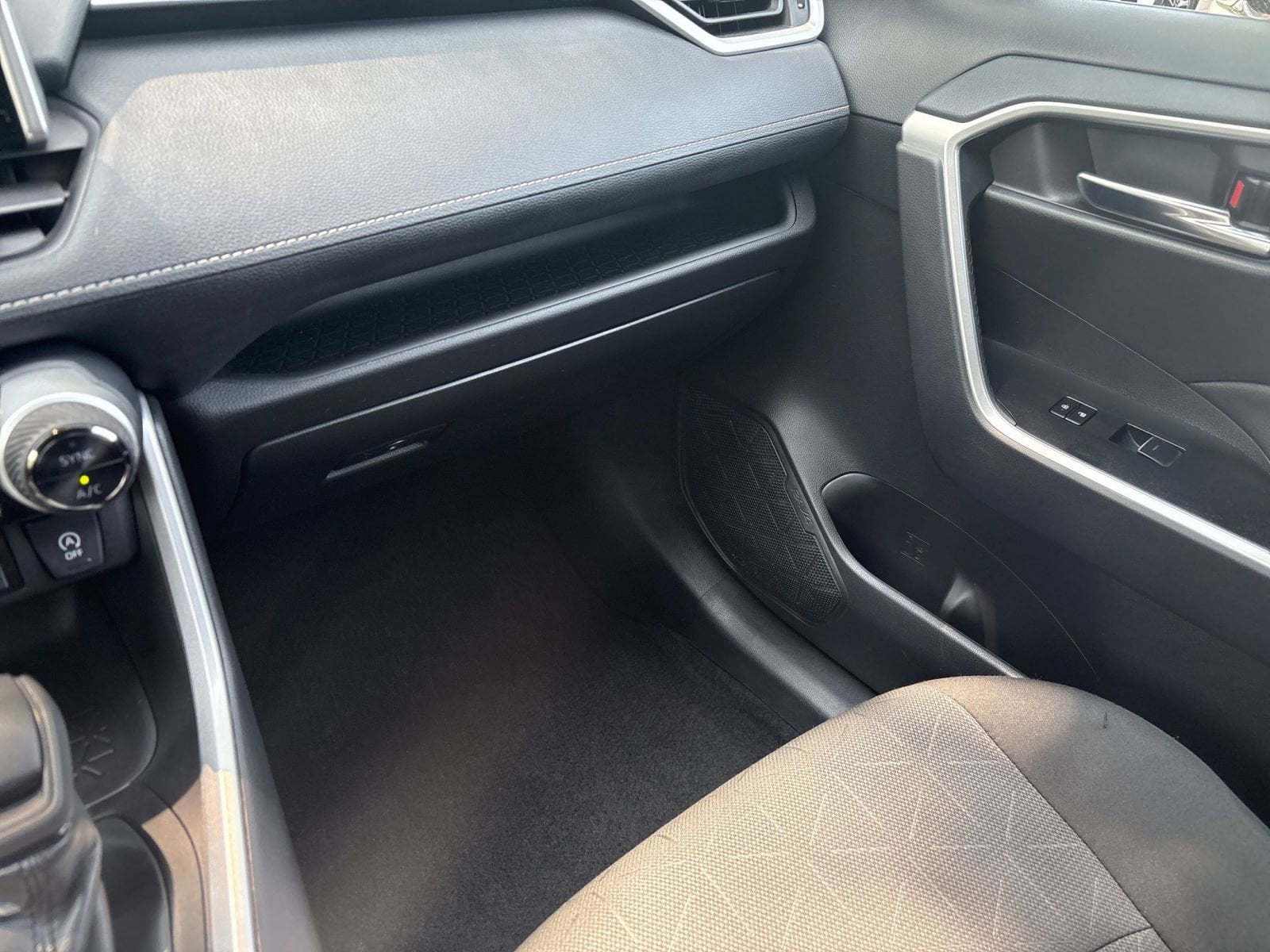 2024 Toyota RAV4 XLE 3