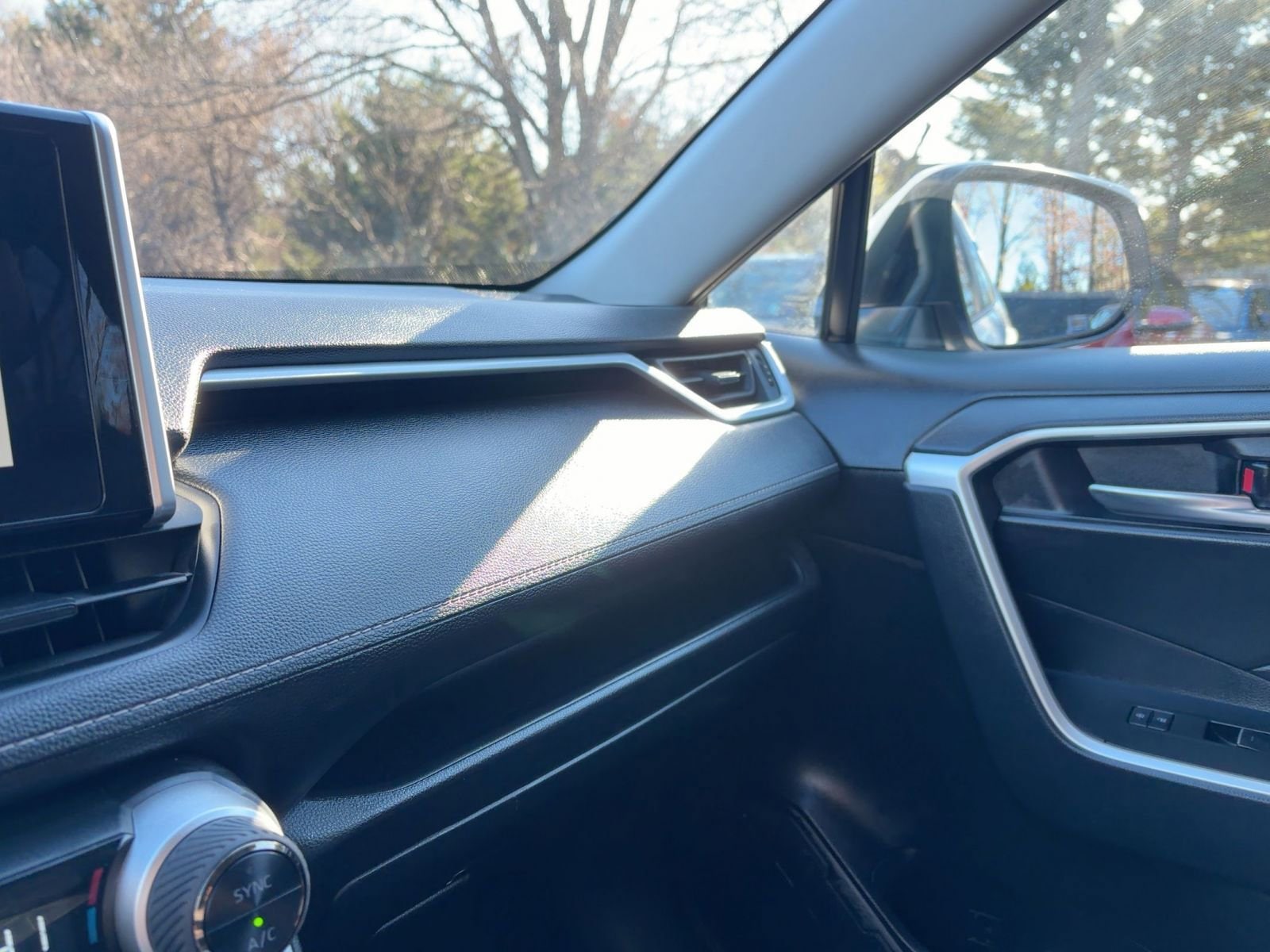 Thumbnail: 2025 Toyota RAV4 - 33