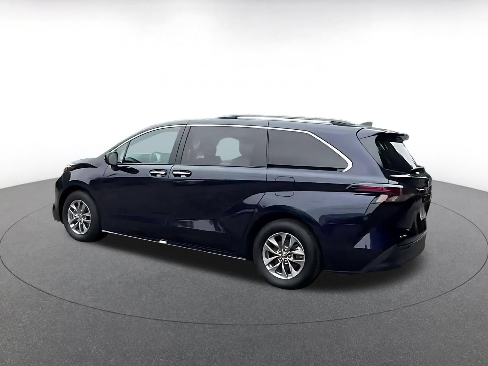 Thumbnail: 2025 Toyota Sienna - 10