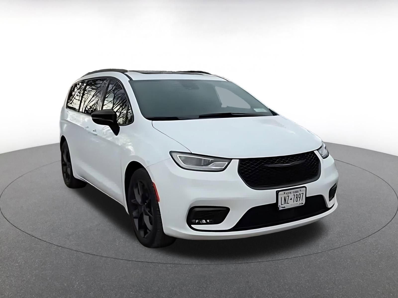 Thumbnail: 2025 Chrysler Pacifica - 3