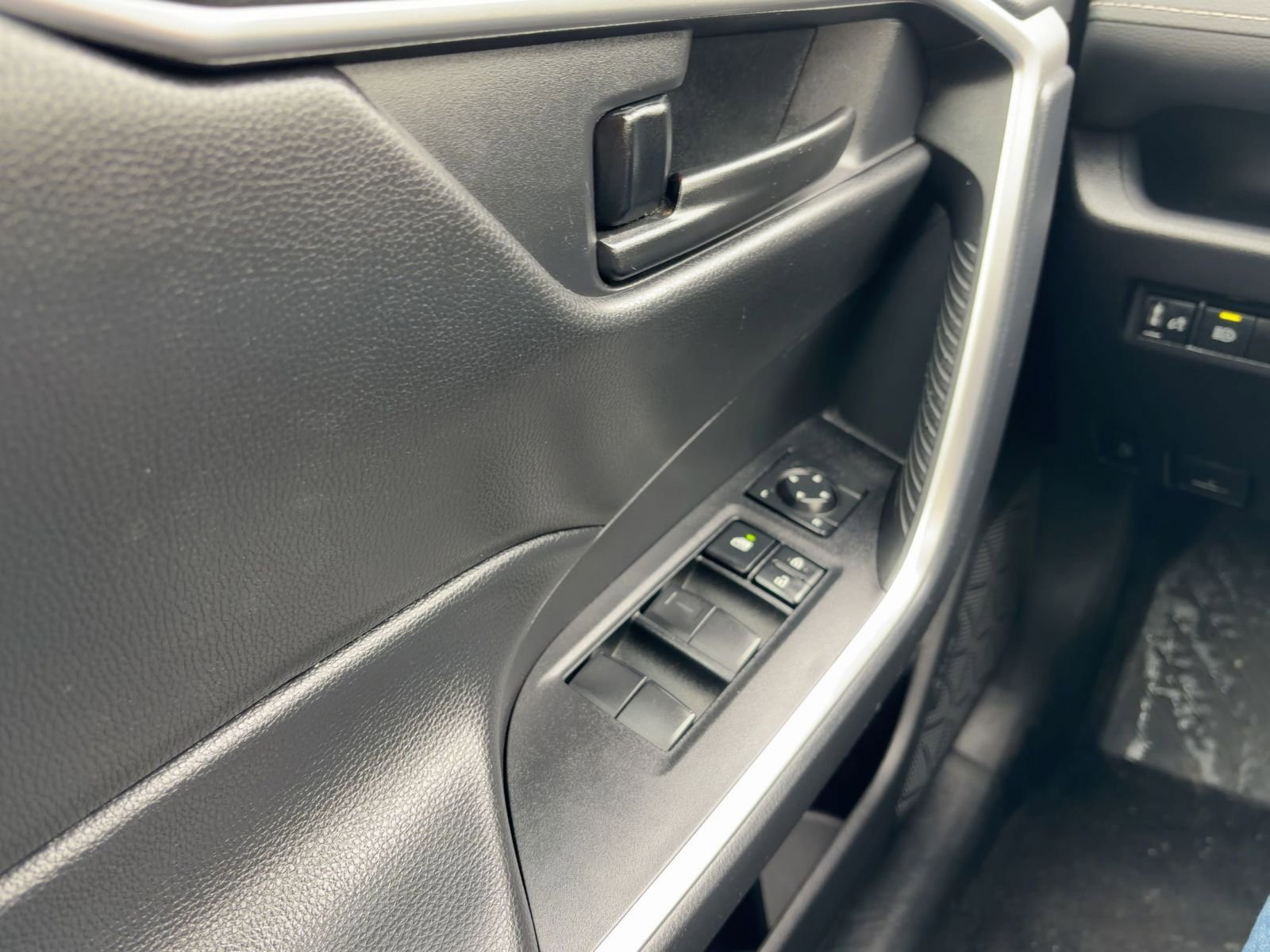 Thumbnail: 2025 Toyota RAV4 - 30