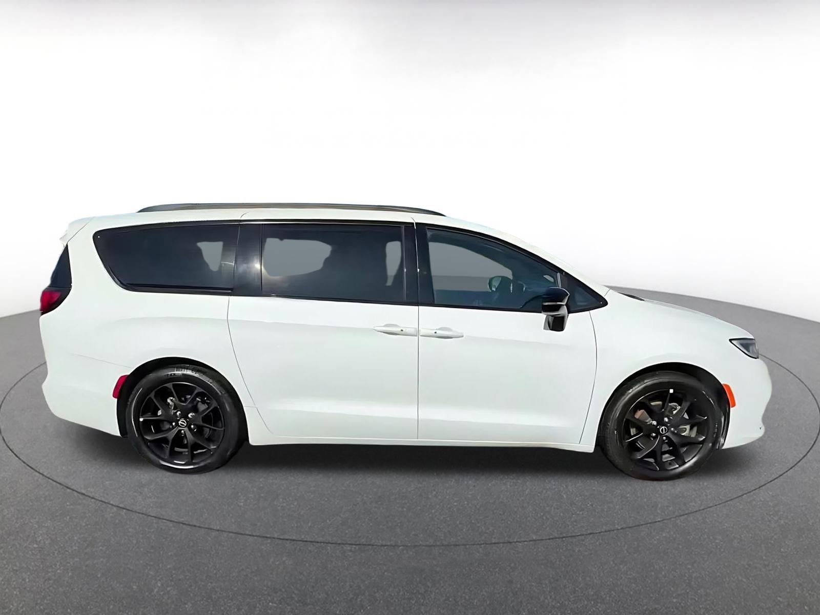 Thumbnail: 2025 Chrysler Pacifica - 16