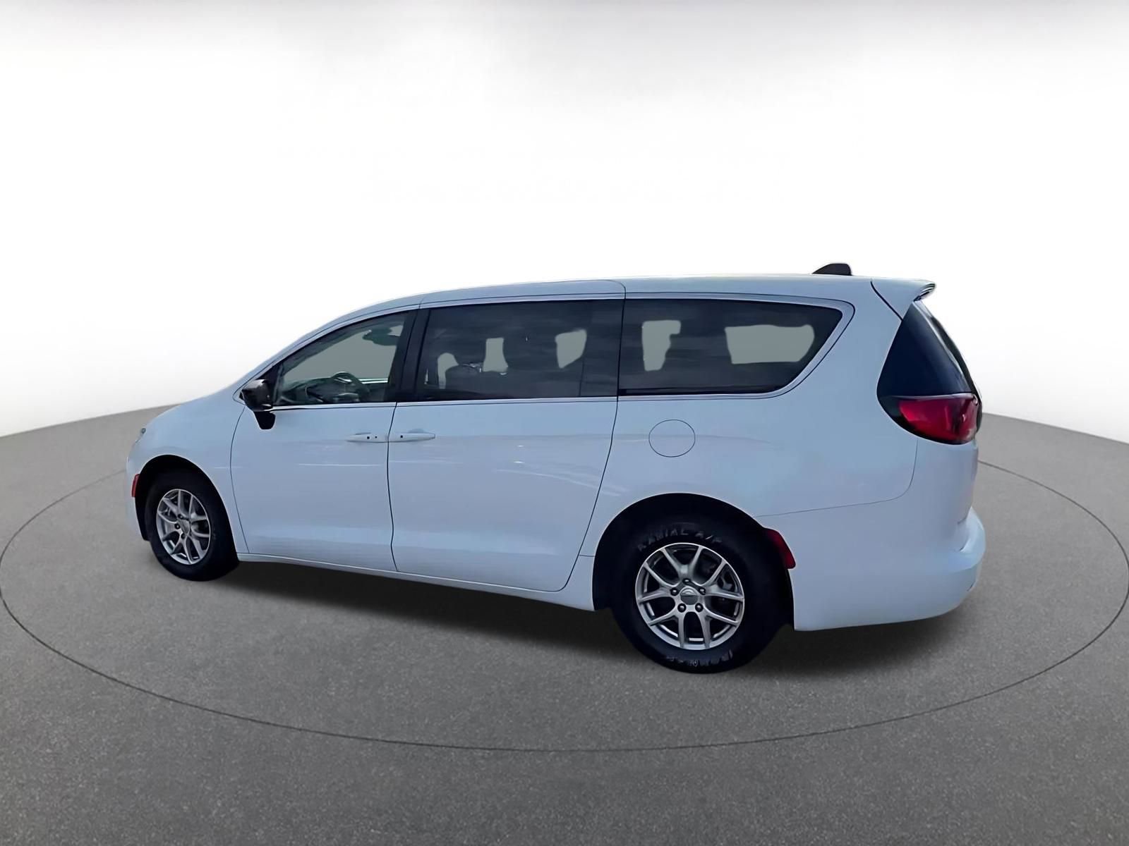 Thumbnail: 2024 Chrysler Voyager - 10