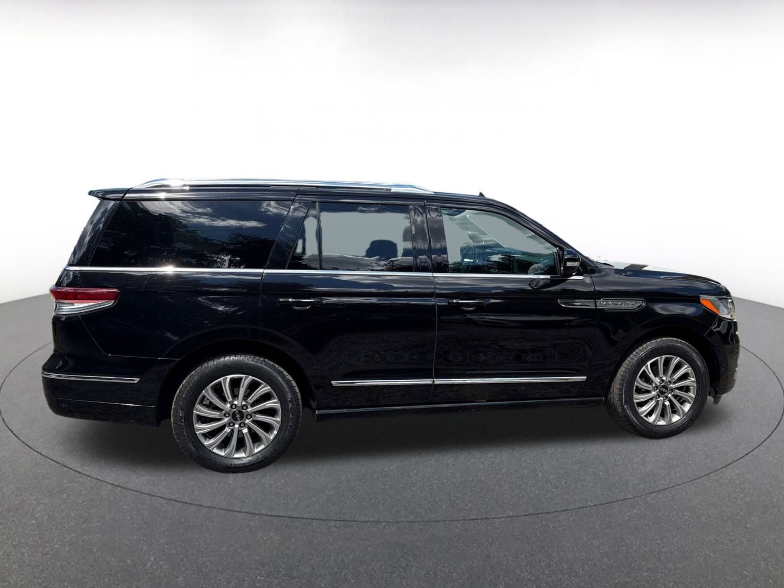 Thumbnail: 2024 Lincoln Navigator - 10