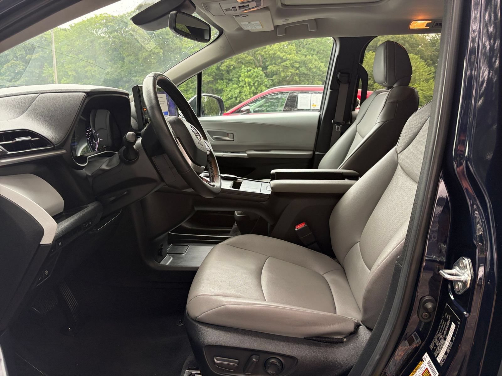 Thumbnail: 2025 Toyota Sienna - 27