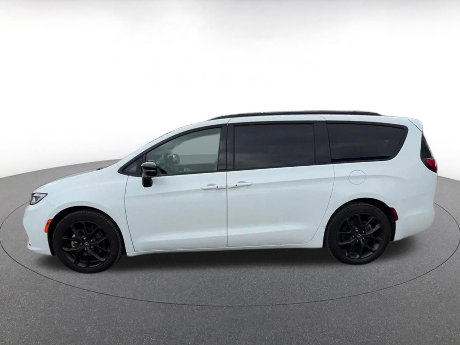 Thumbnail: 2025 Chrysler Pacifica - 9