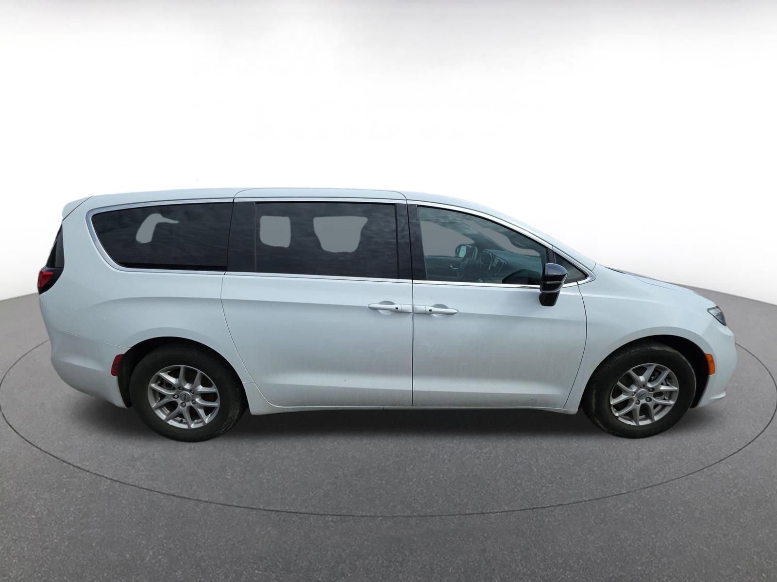 Thumbnail: 2025 Chrysler Pacifica - 8