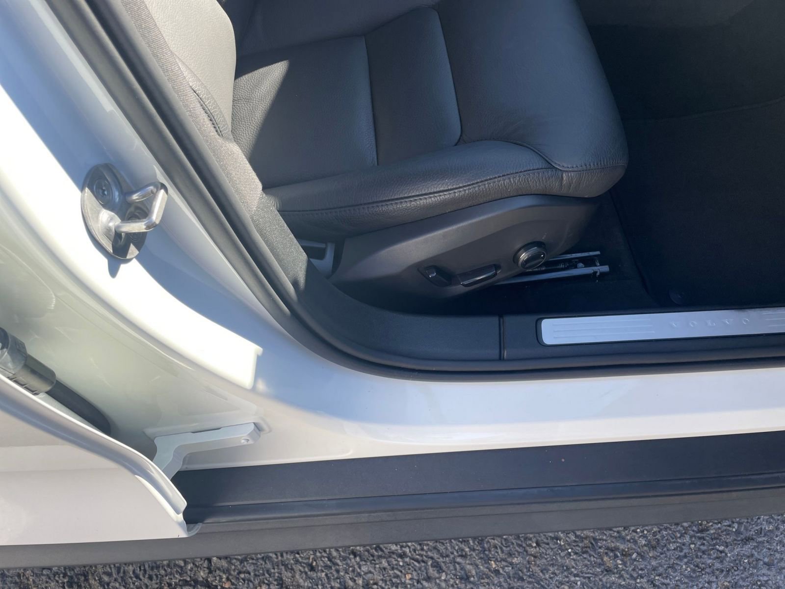 Thumbnail: 2025 Volvo S60 - 28