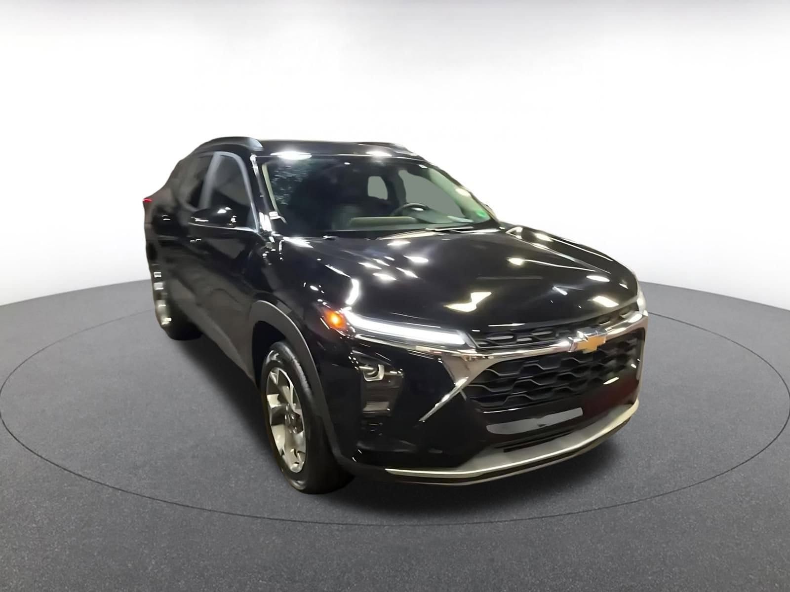 Thumbnail: 2025 Chevrolet Trax - 3