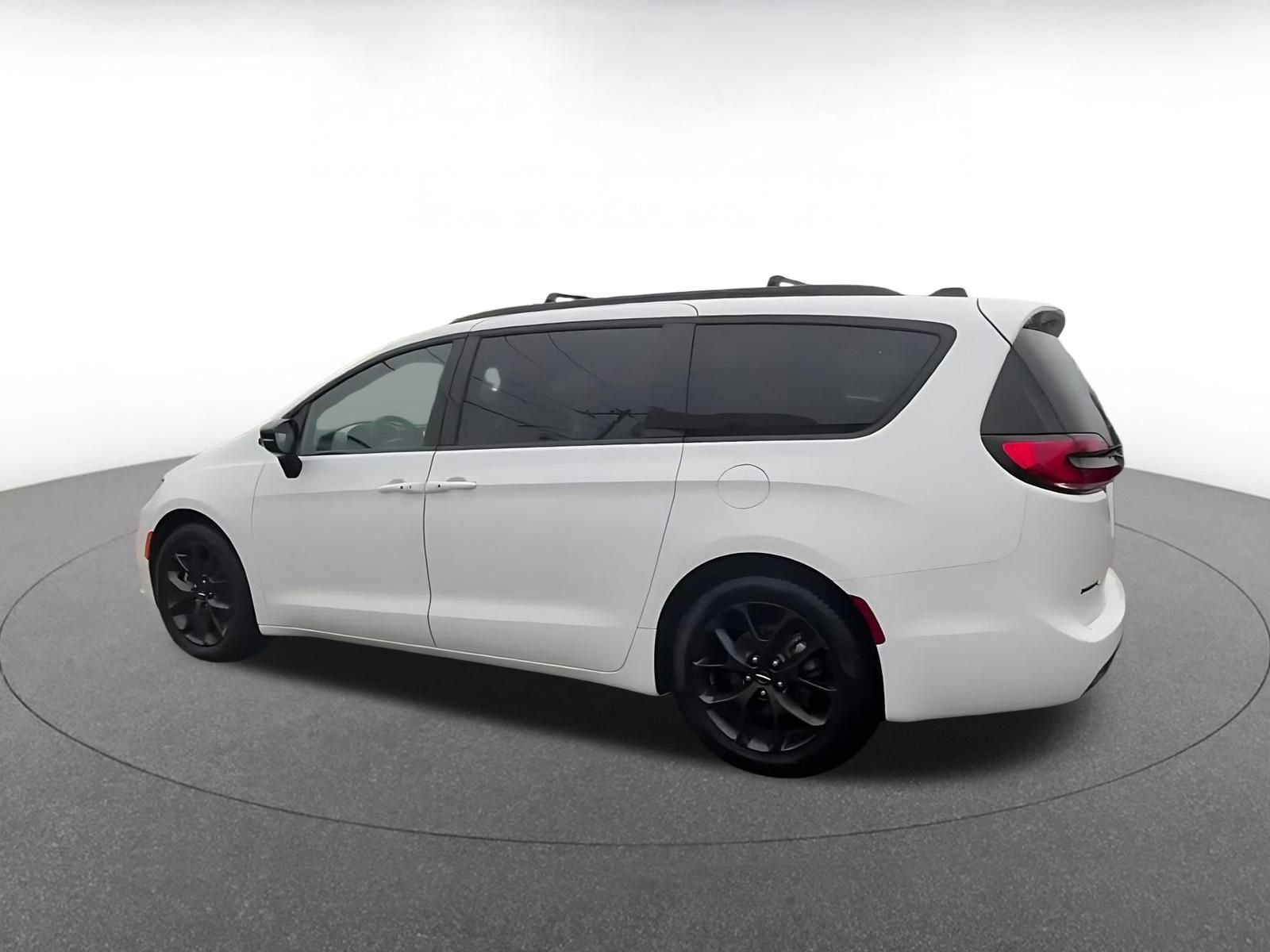 Thumbnail: 2025 Chrysler Pacifica - 10