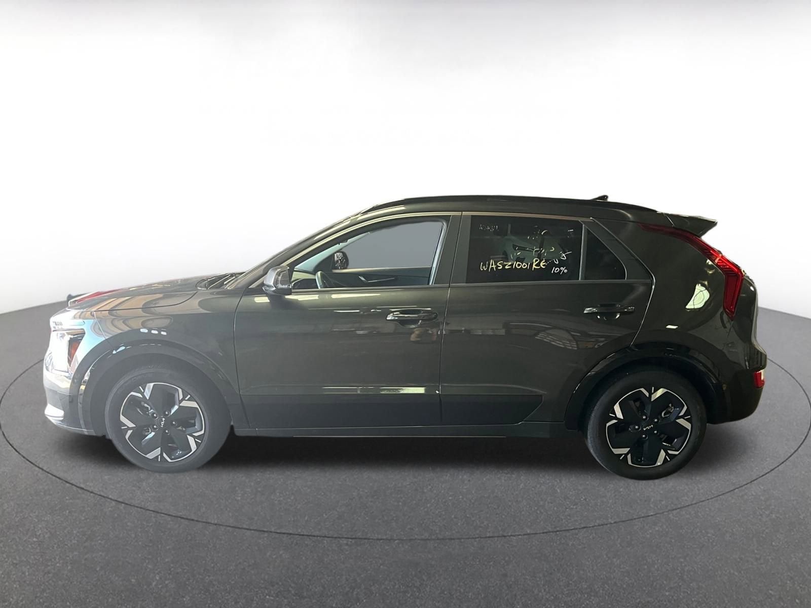 Thumbnail: 2023 Kia Niro - 7