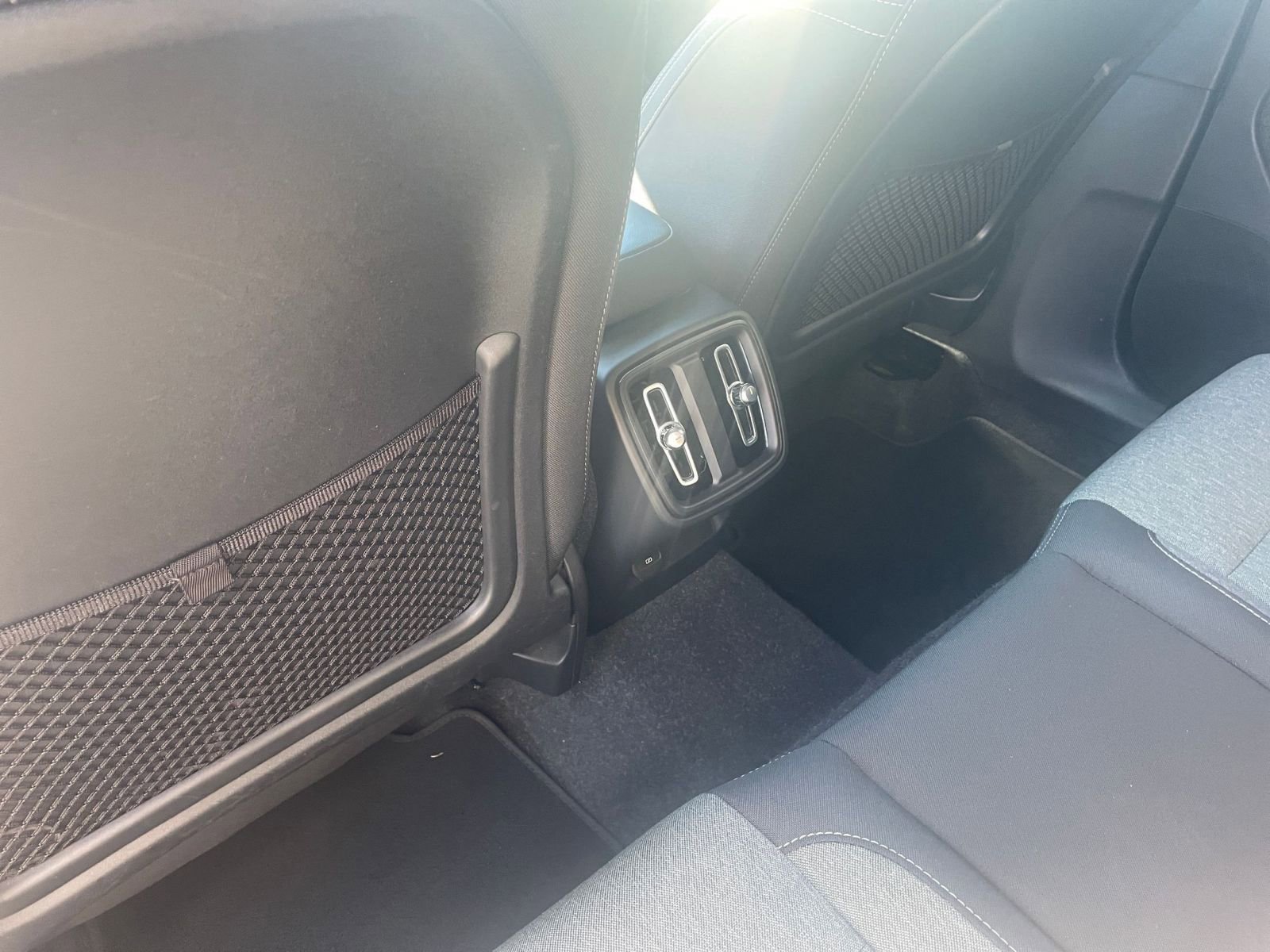 Thumbnail: 2024 Volvo XC40 - 24