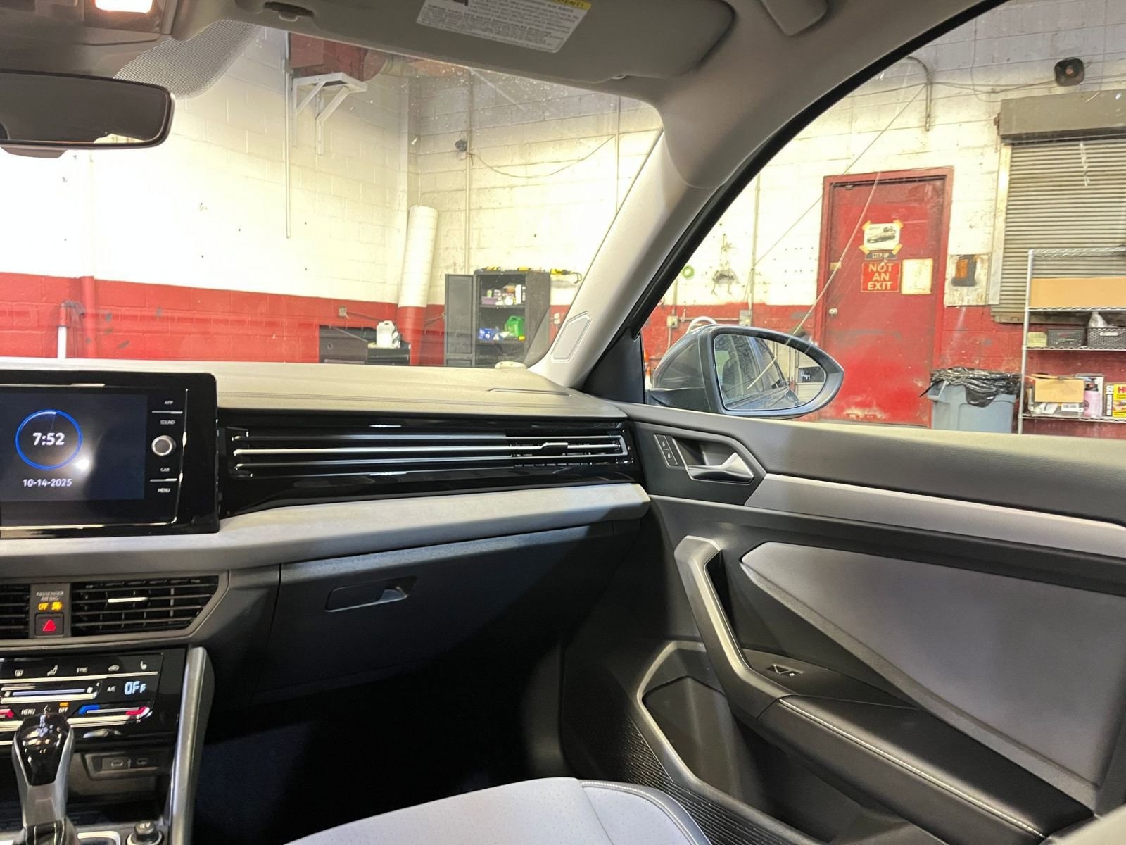 Thumbnail: 2025 Volkswagen Jetta - 34