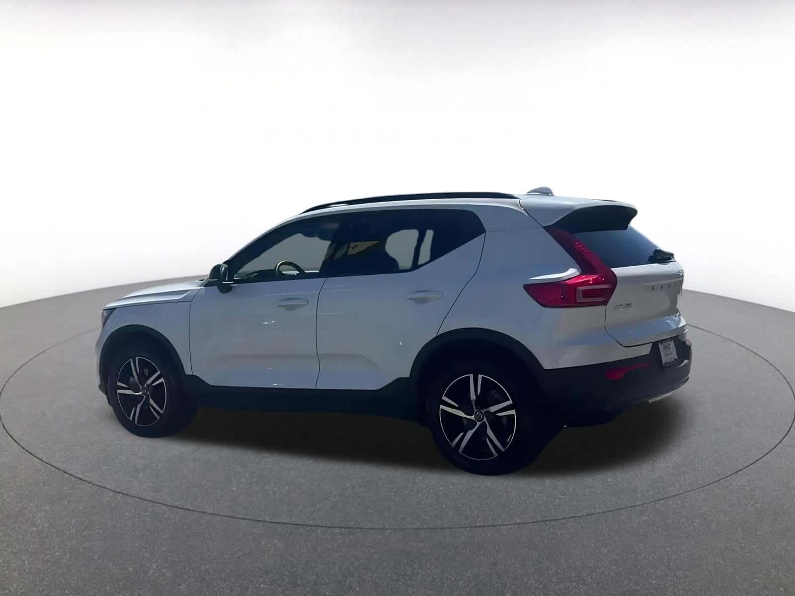 Thumbnail: 2024 Volvo XC40 - 10