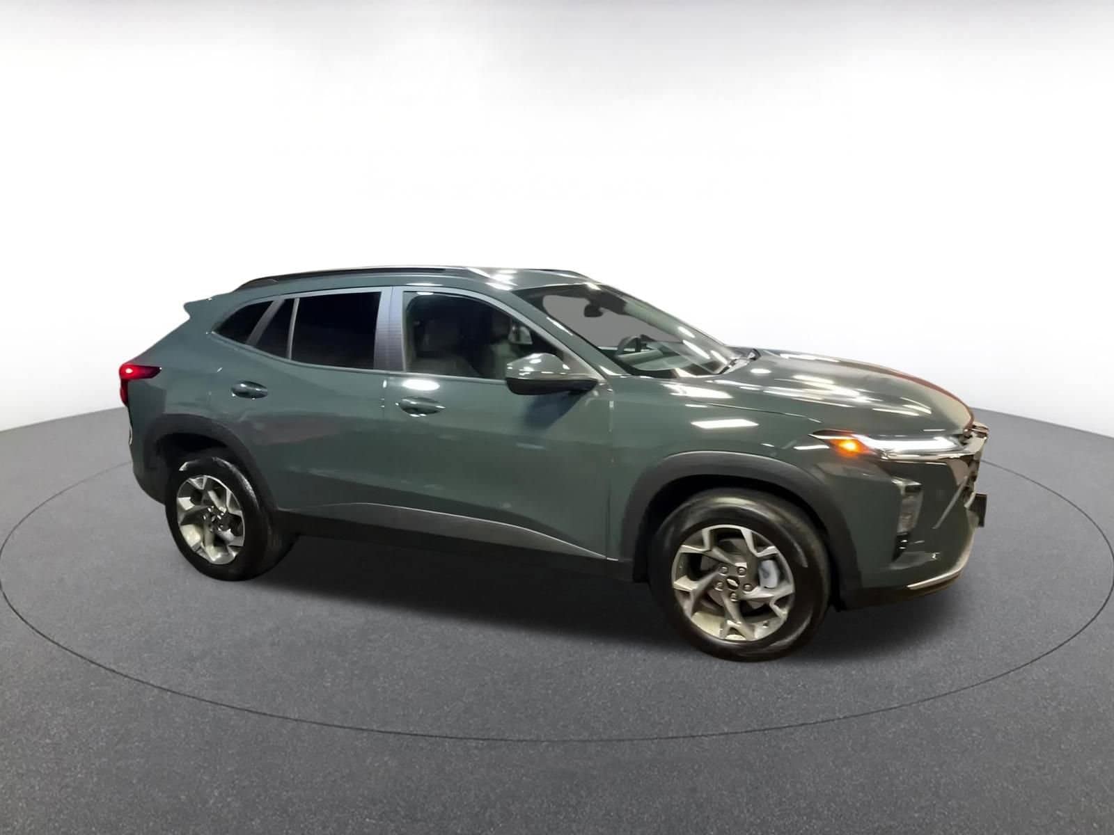 Thumbnail: 2025 Chevrolet Trax - 2