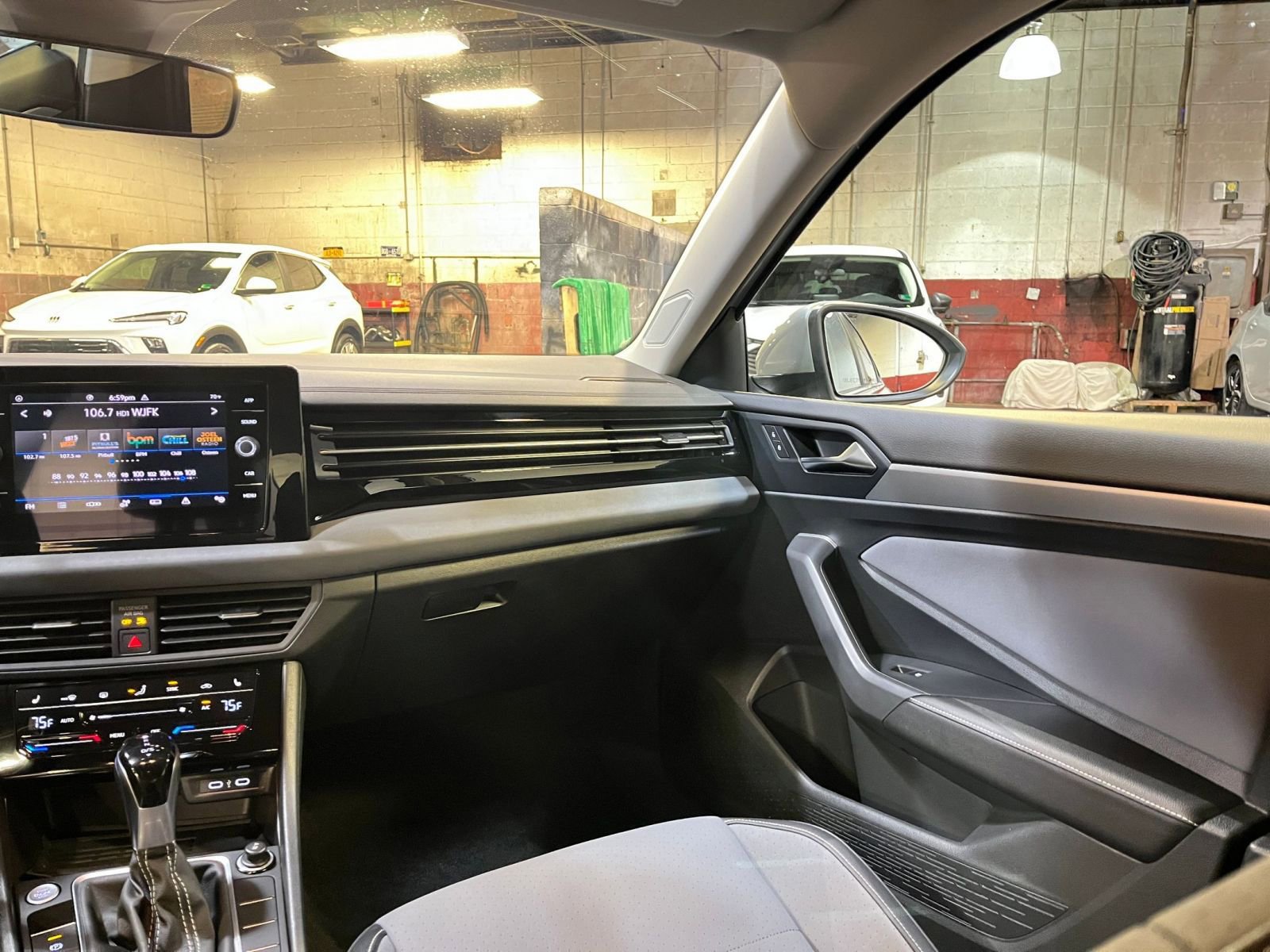 Thumbnail: 2025 Volkswagen Jetta - 34