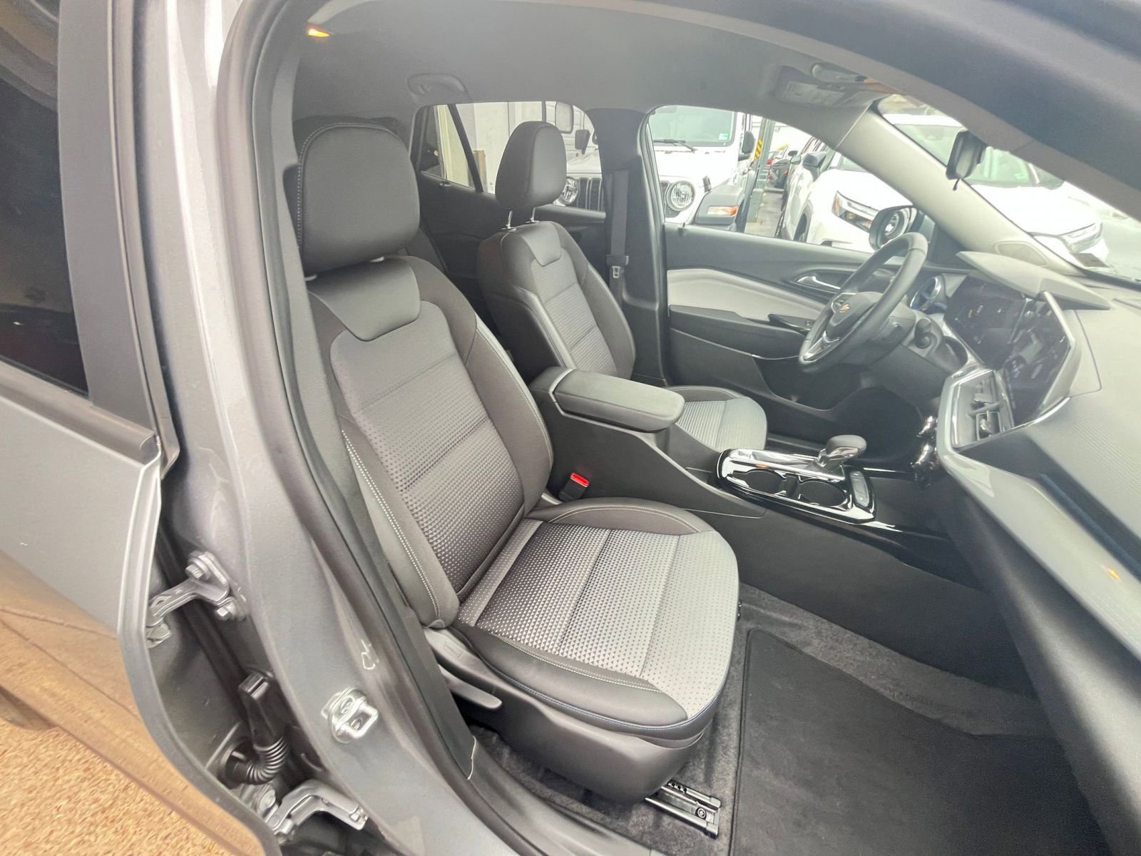 Thumbnail: 2025 Chevrolet Trax - 34