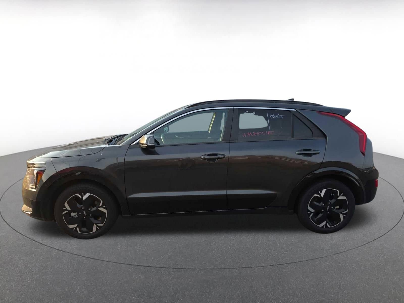 Thumbnail: 2023 Kia Niro - 4