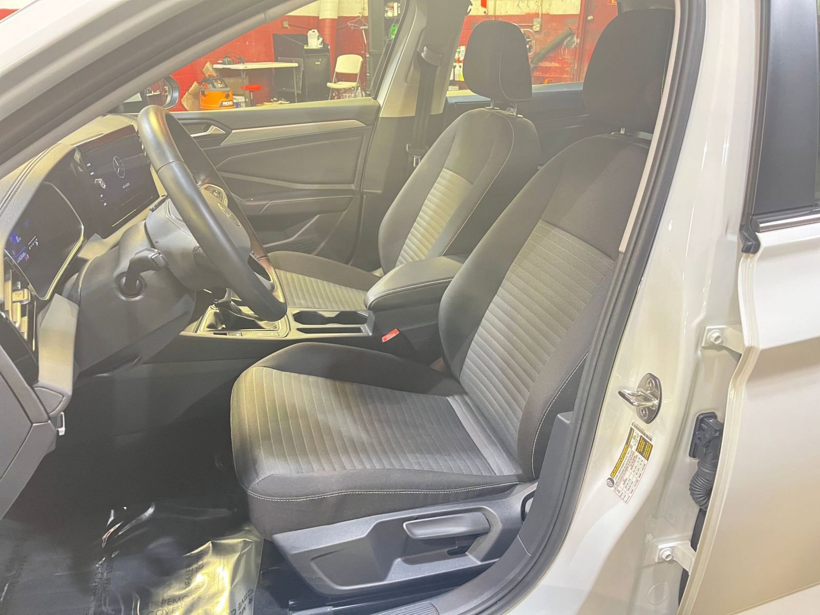 Thumbnail: 2025 Volkswagen Jetta - 34