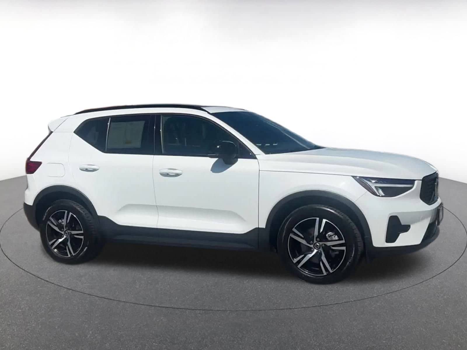 Thumbnail: 2024 Volvo XC40 - 8