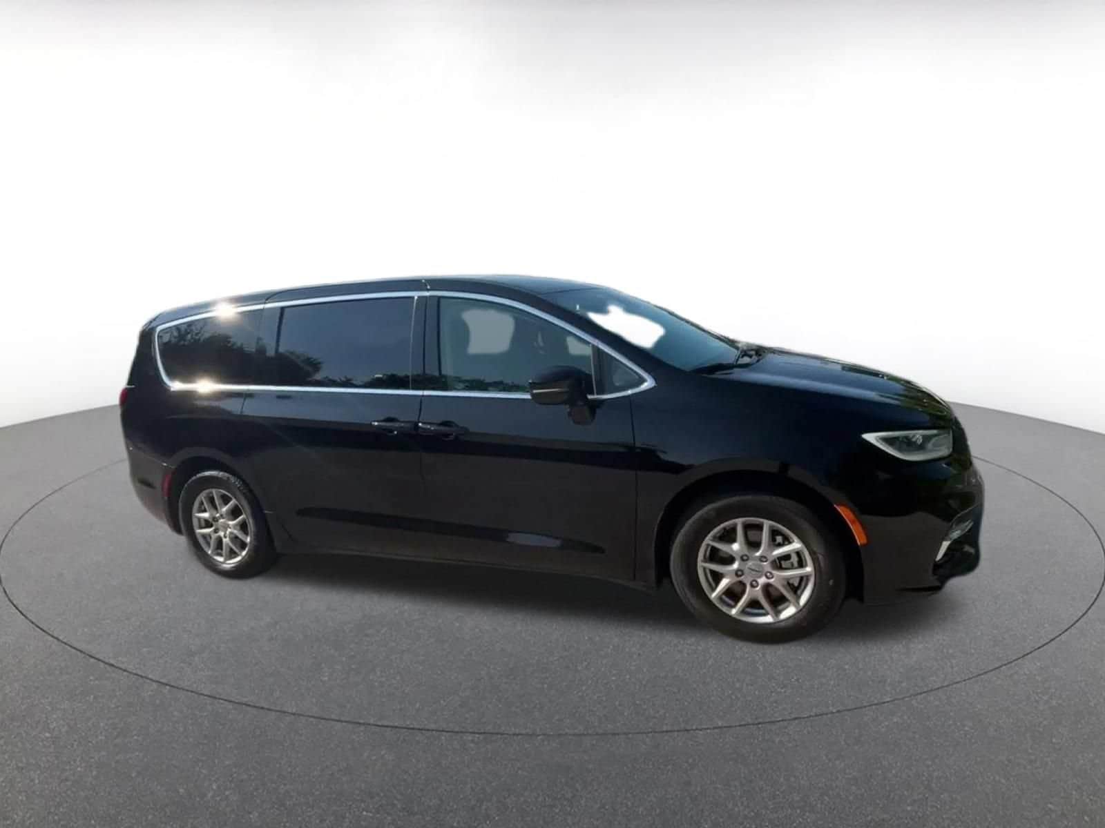 Thumbnail: 2024 Chrysler Pacifica - 2