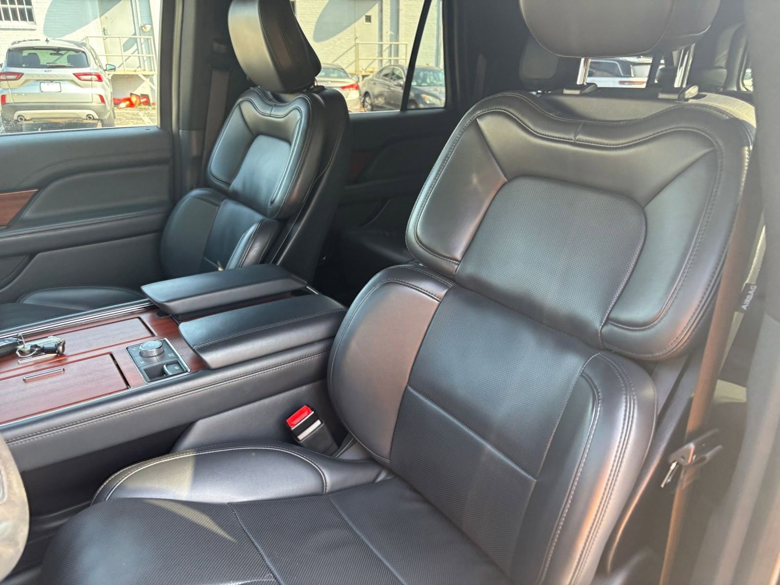 Thumbnail: 2024 Lincoln Navigator L - 34