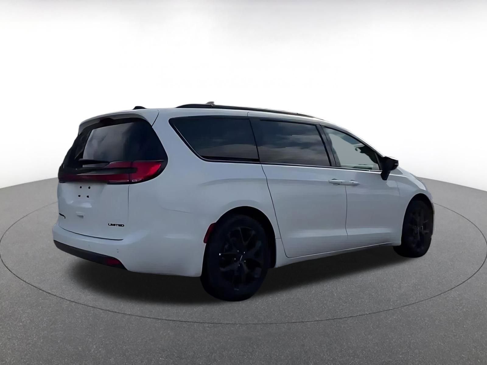 Thumbnail: 2025 Chrysler Pacifica - 15