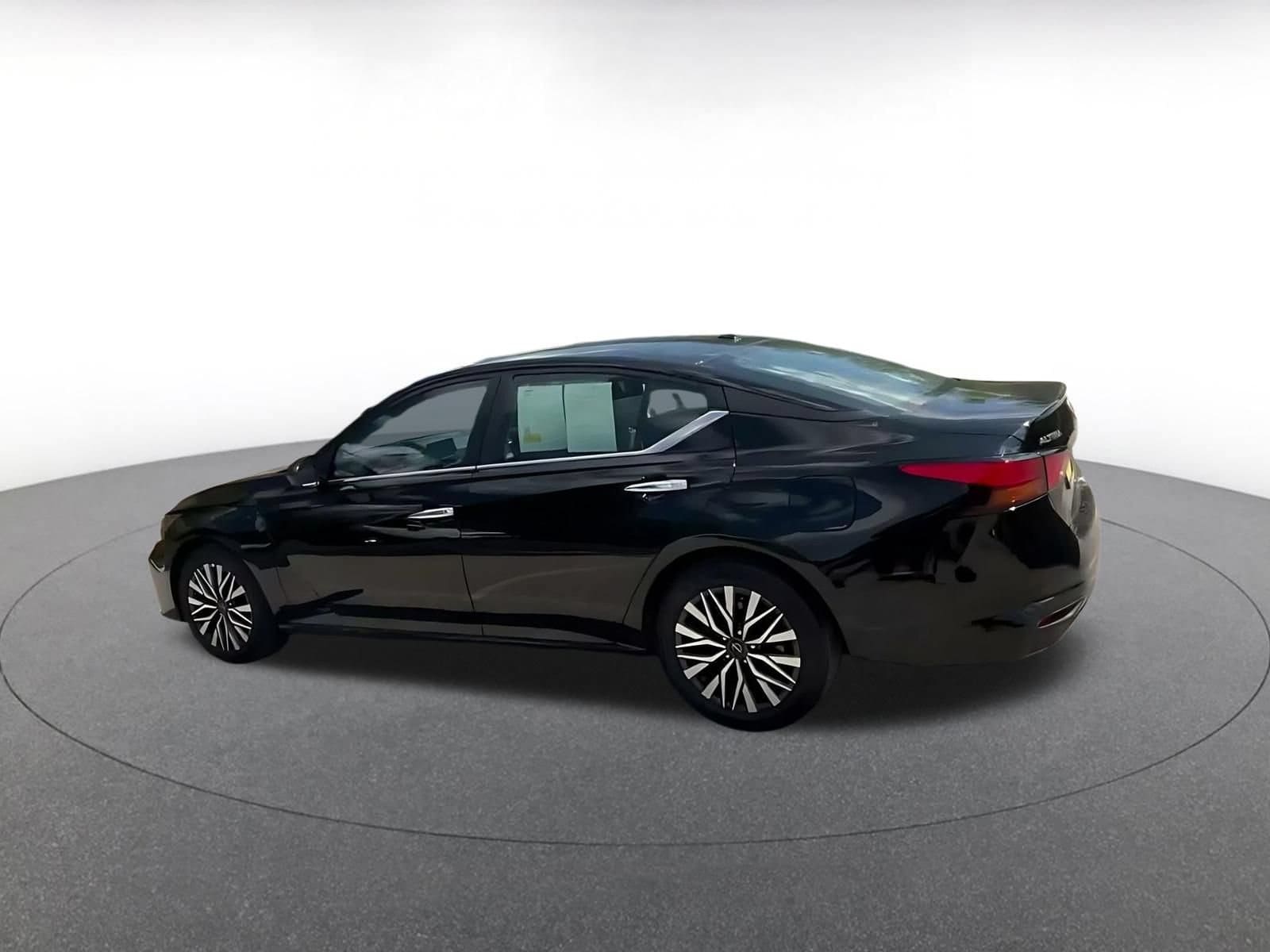 Thumbnail: 2025 Nissan Altima - 9