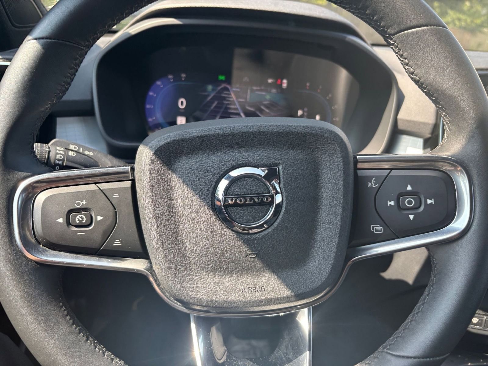 Thumbnail: 2024 Volvo XC40 - 25
