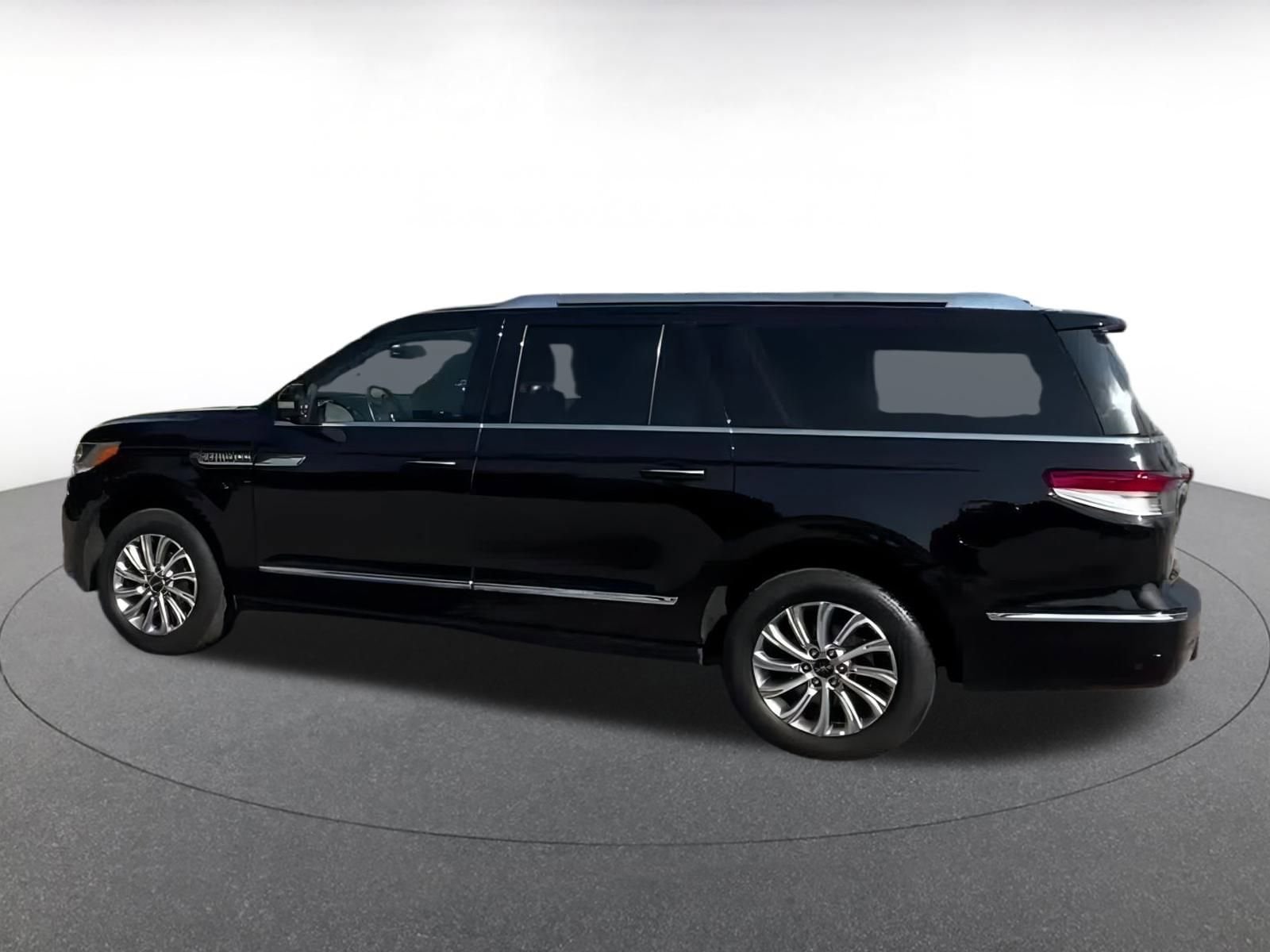 Thumbnail: 2024 Lincoln Navigator L - 9