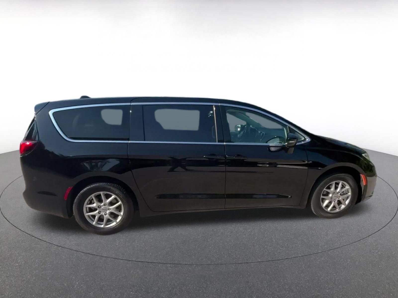 Thumbnail: 2024 Chrysler Pacifica - 16