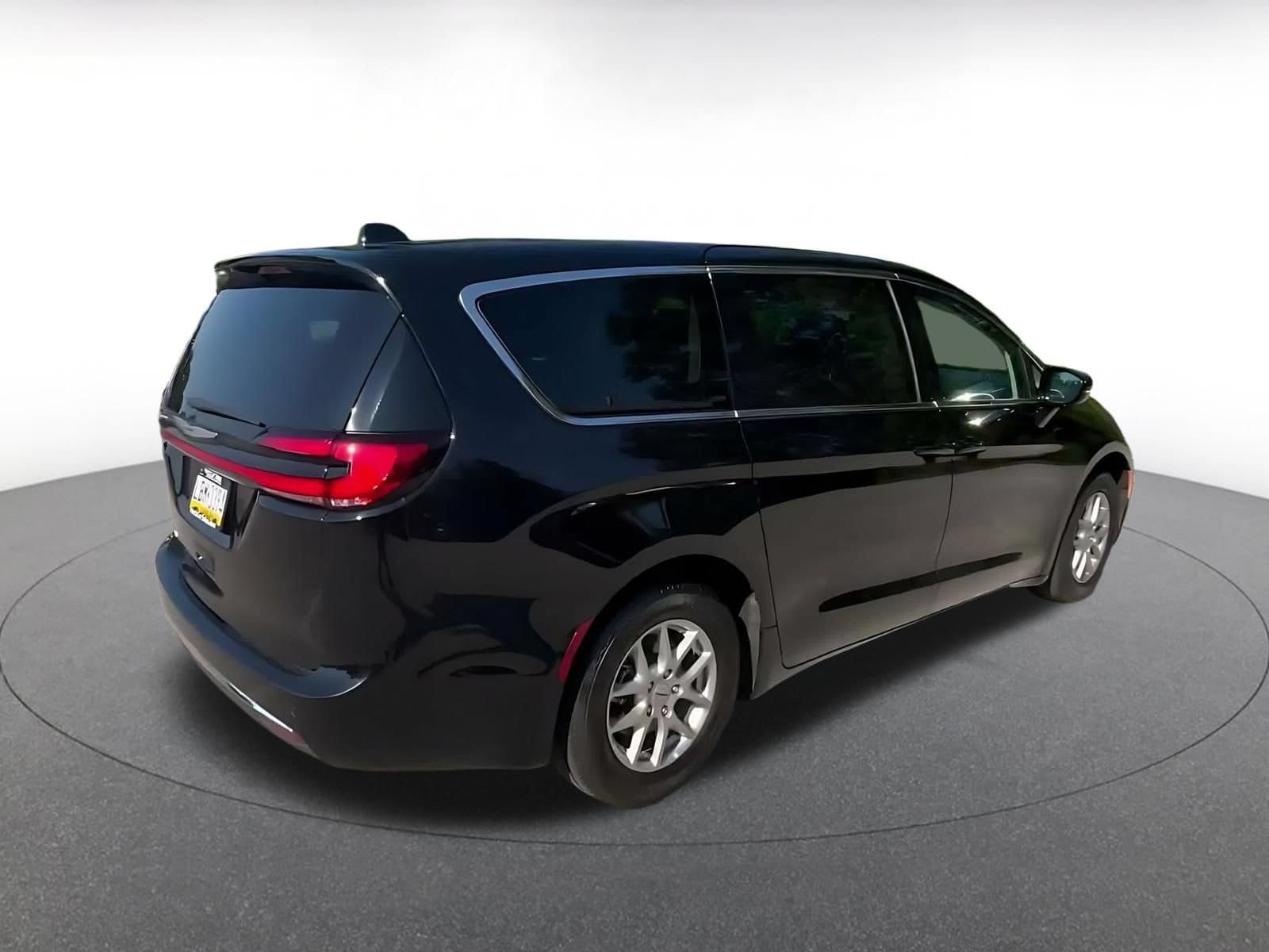 Thumbnail: 2024 Chrysler Pacifica - 14