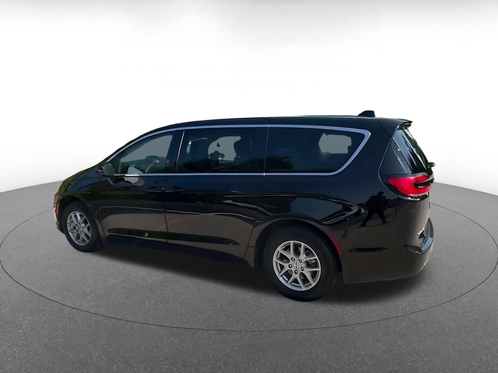 Thumbnail: 2024 Chrysler Pacifica - 10