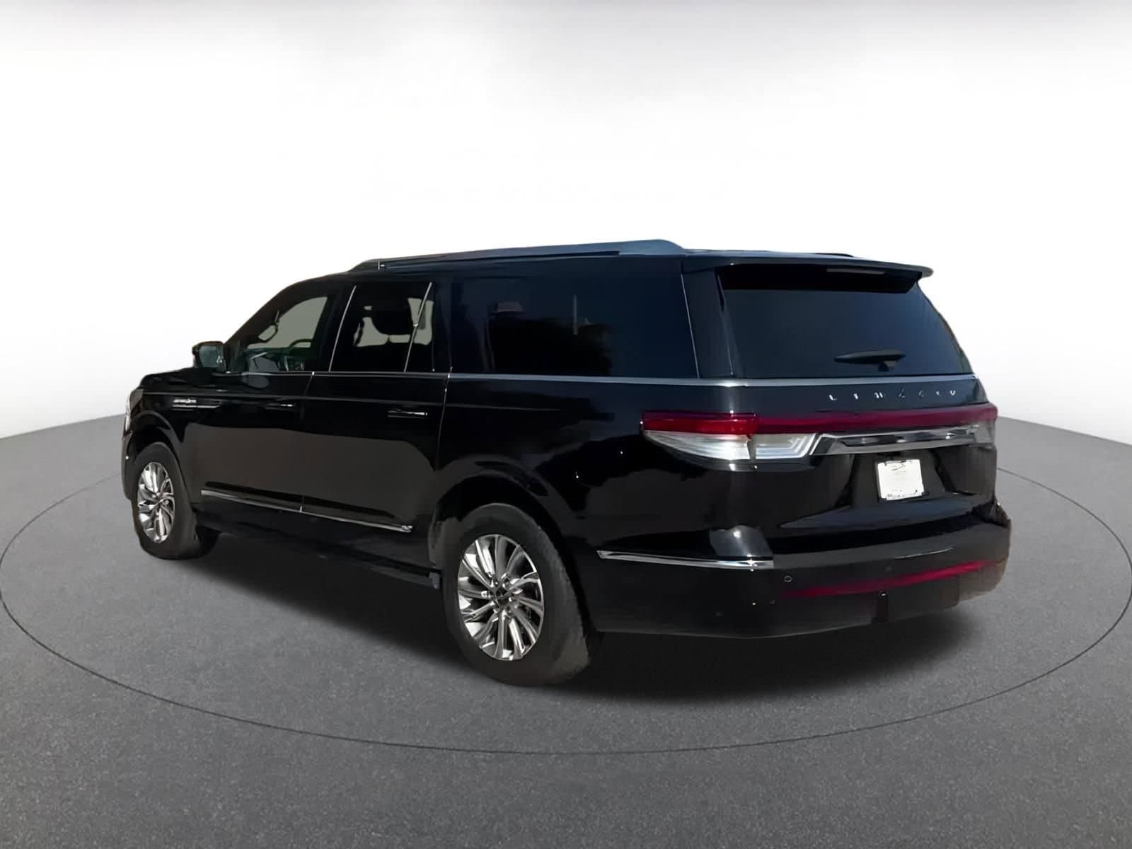 Thumbnail: 2024 Lincoln Navigator L - 10