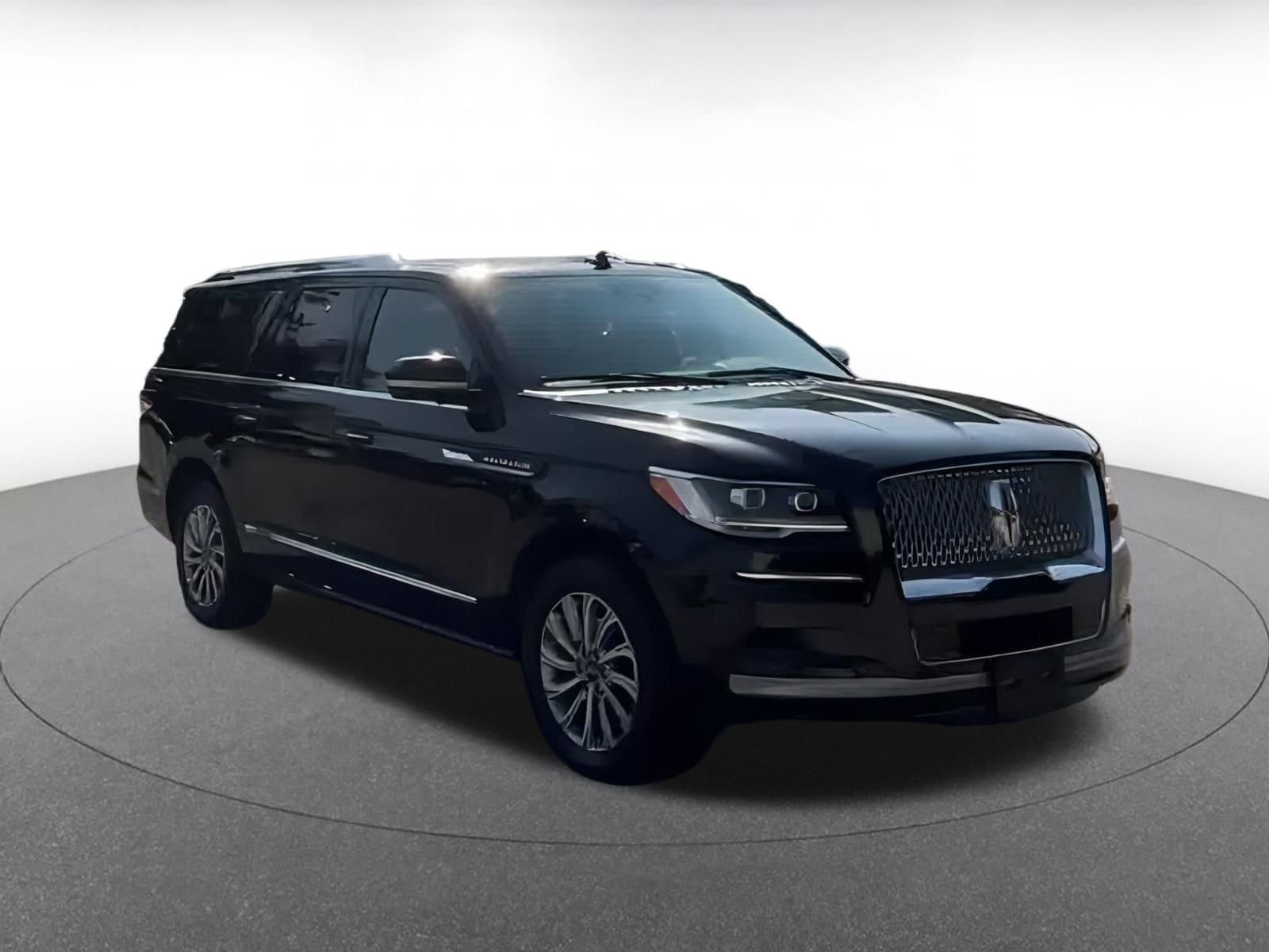 Thumbnail: 2024 Lincoln Navigator L - 3