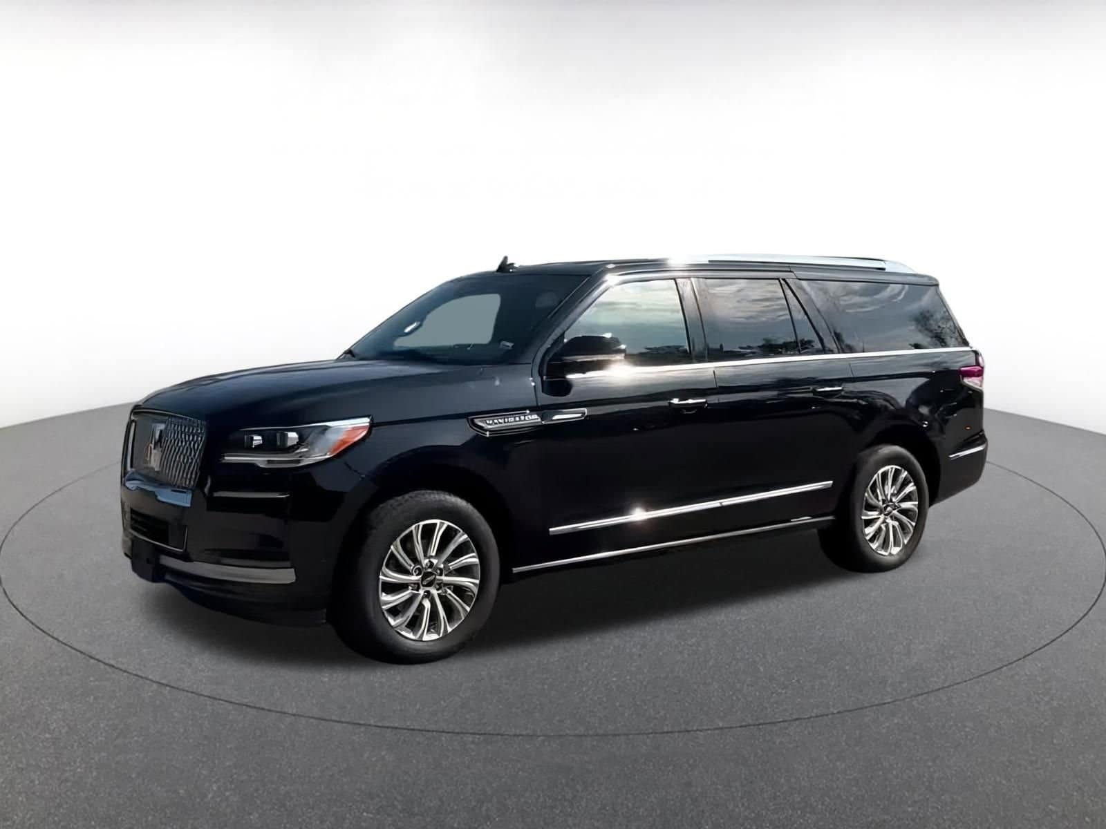 Thumbnail: 2024 Lincoln Navigator L - 14
