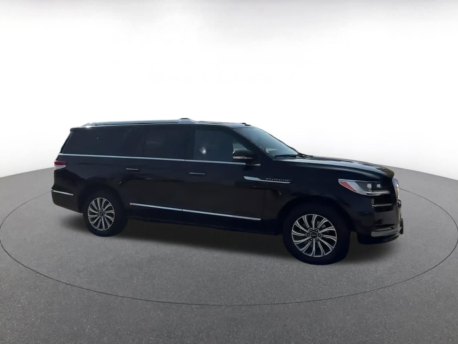 Thumbnail: 2024 Lincoln Navigator L - 2