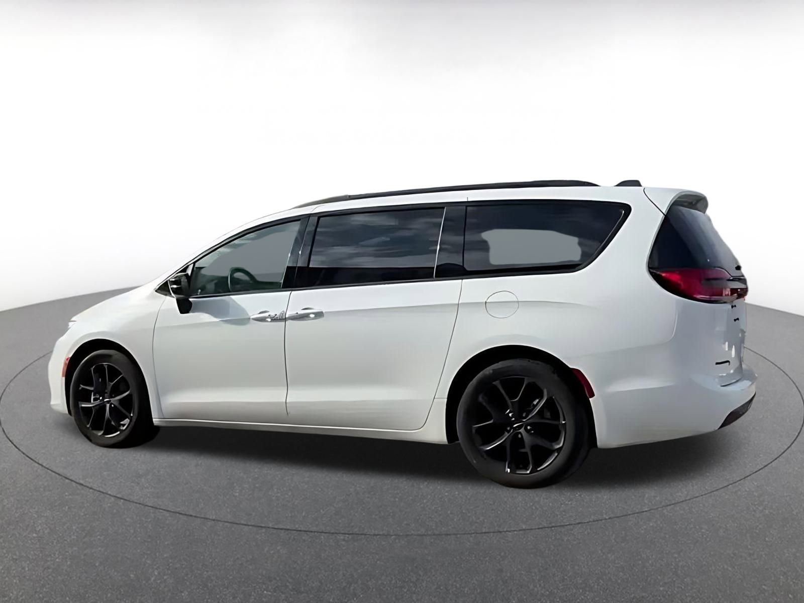 Thumbnail: 2025 Chrysler Pacifica - 10