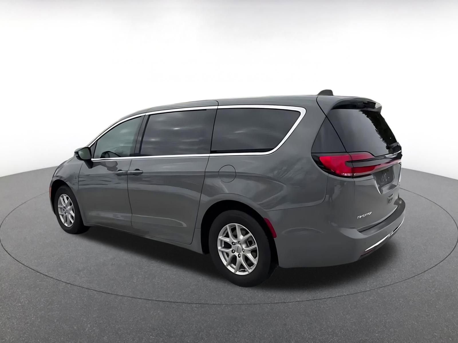 Thumbnail: 2025 Chrysler Pacifica - 10