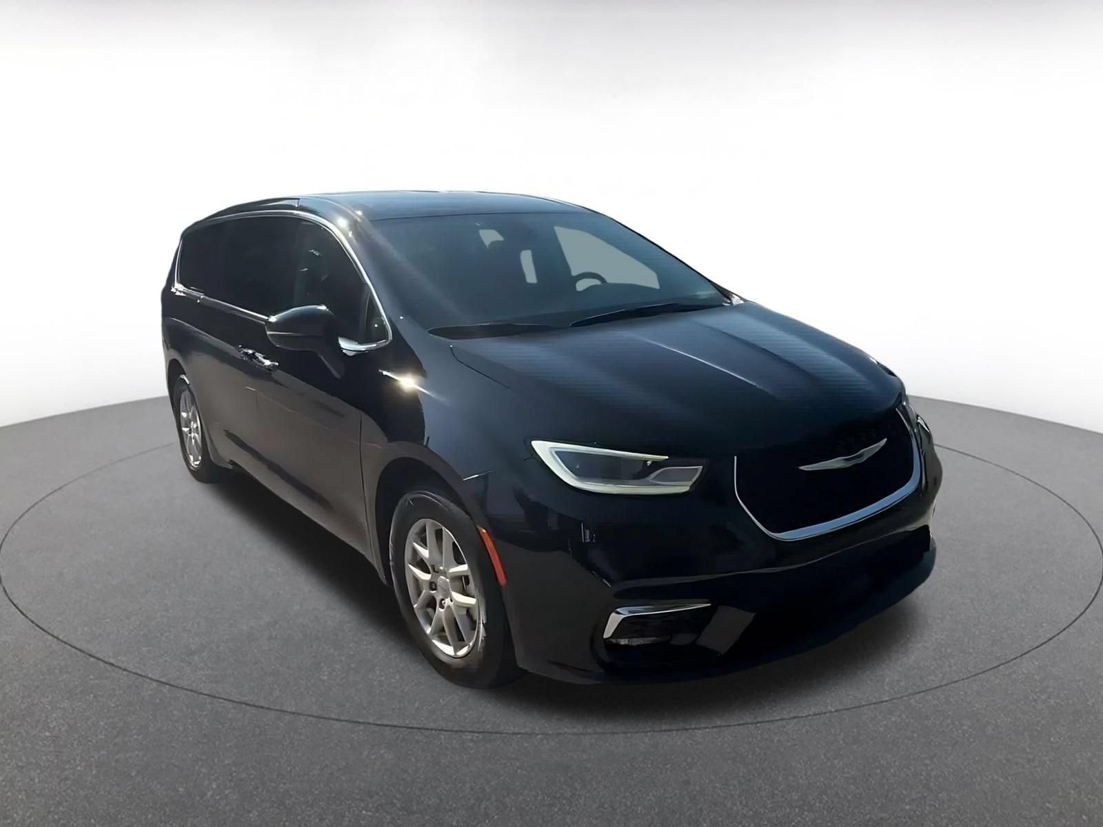 Thumbnail: 2024 Chrysler Pacifica - 3