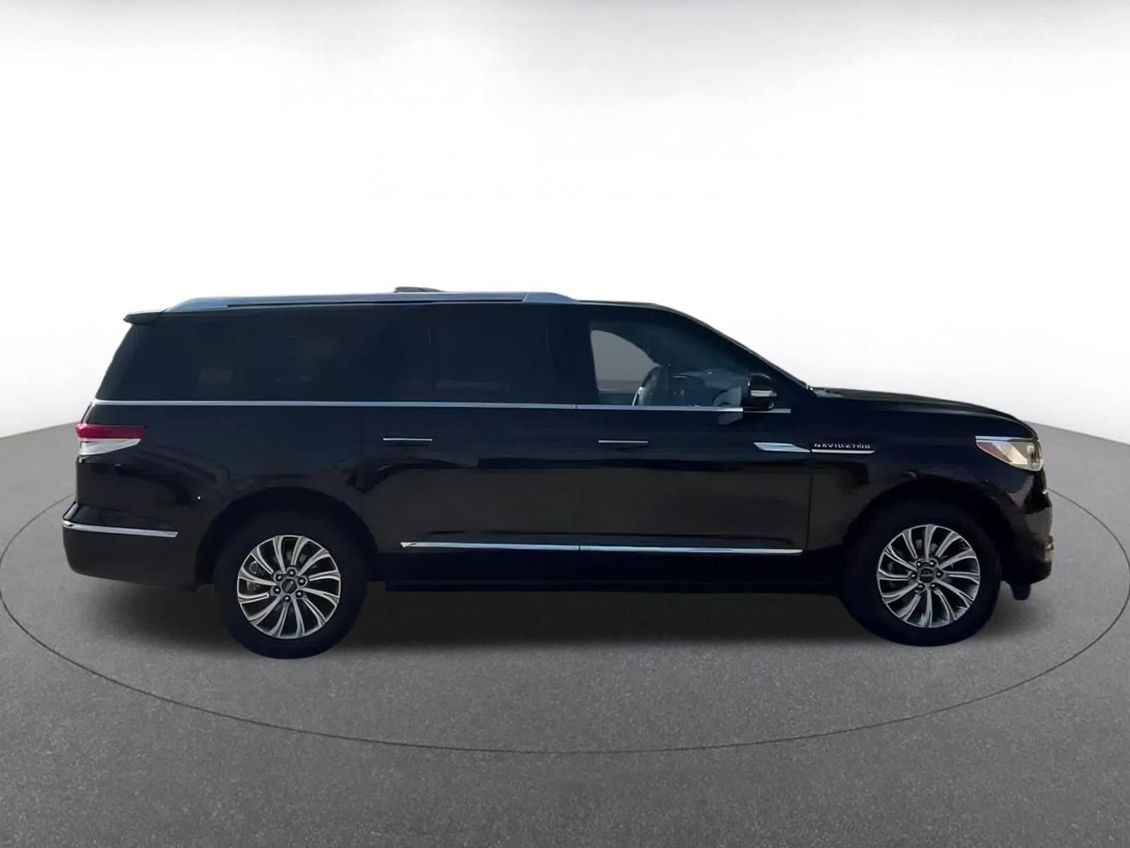 Thumbnail: 2024 Lincoln Navigator L - 15