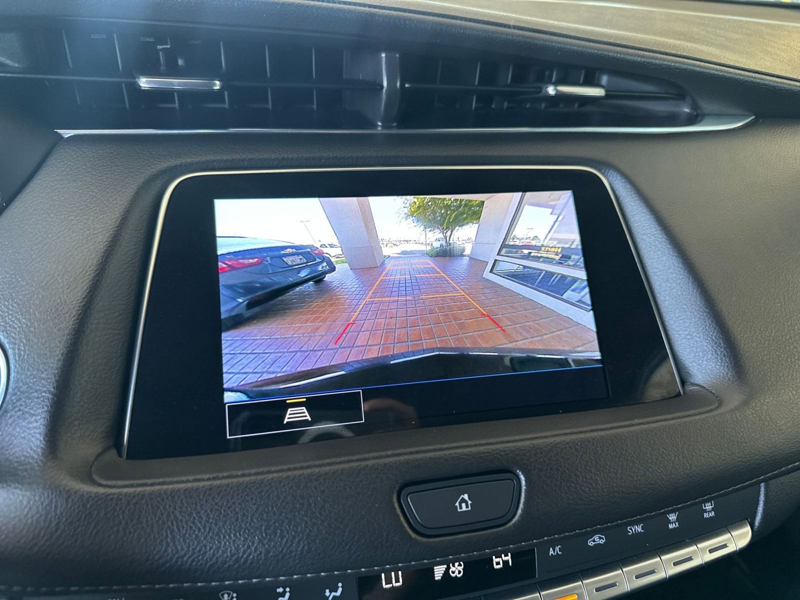 Thumbnail: 2023 Cadillac XT4 - 16