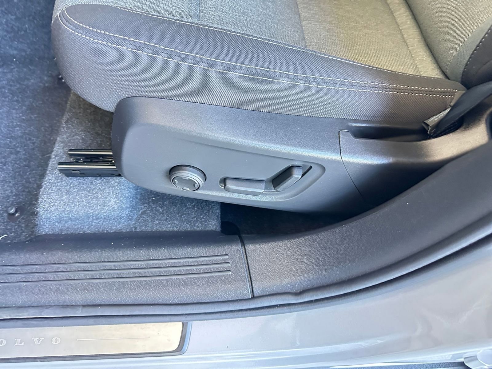 Thumbnail: 2024 Volvo XC40 - 24