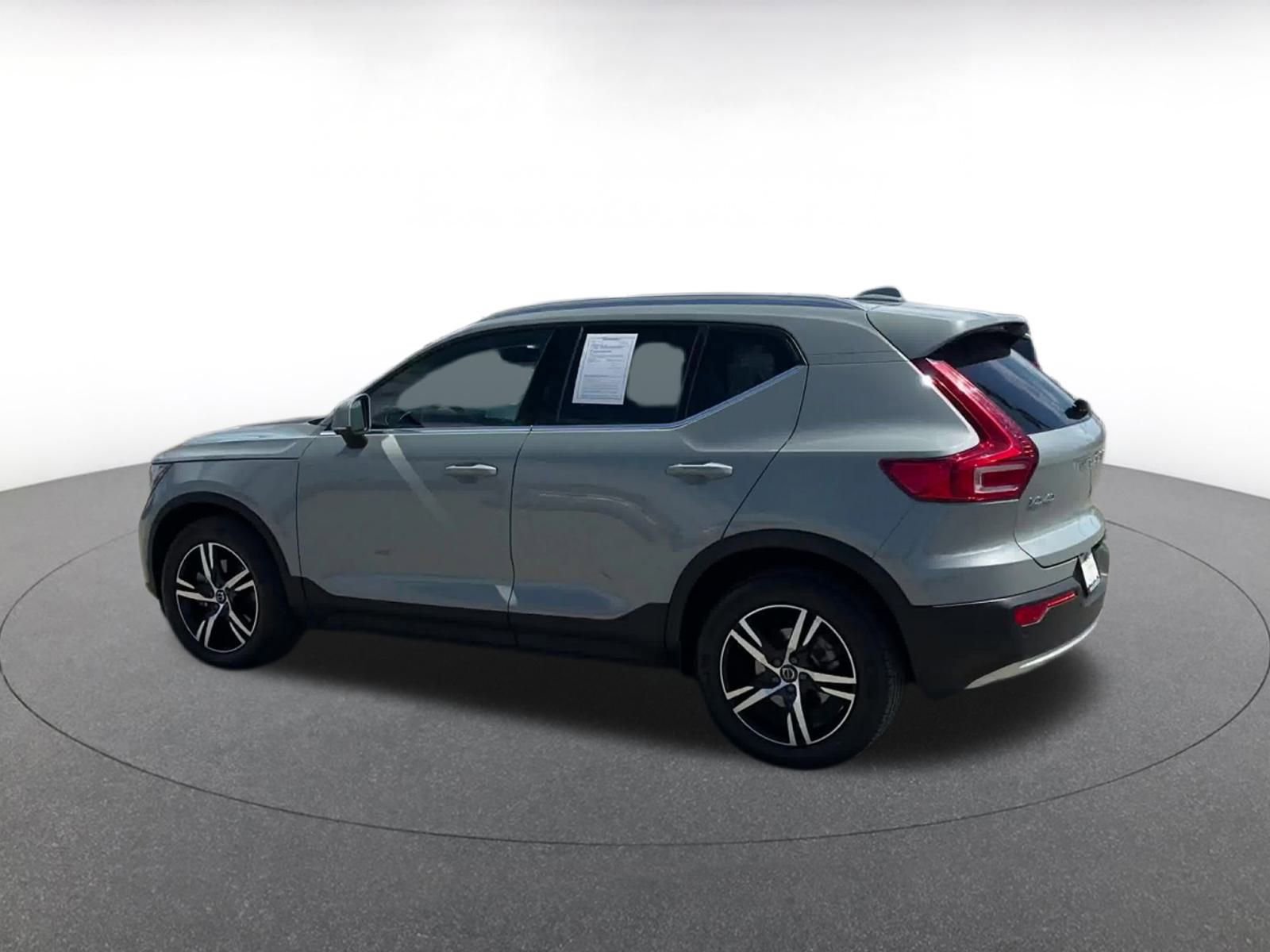 Thumbnail: 2024 Volvo XC40 - 10
